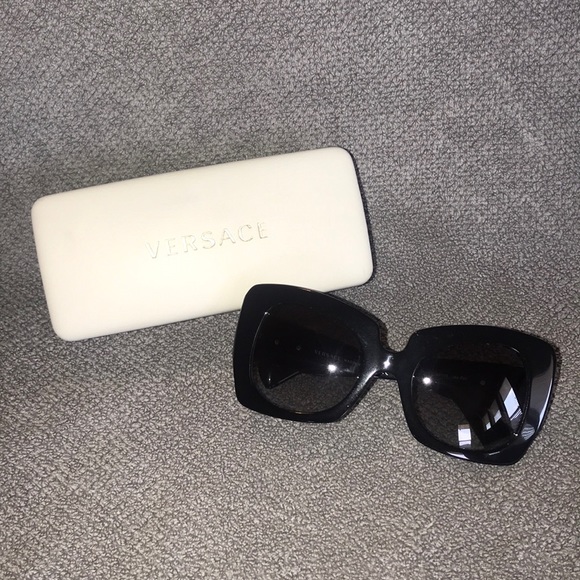 versace sunglasses emblem